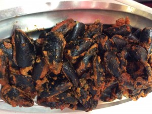 Le cozze ripiene nel vassoio