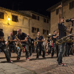 Large street band (foto di Lisa Barcaiuolo)
