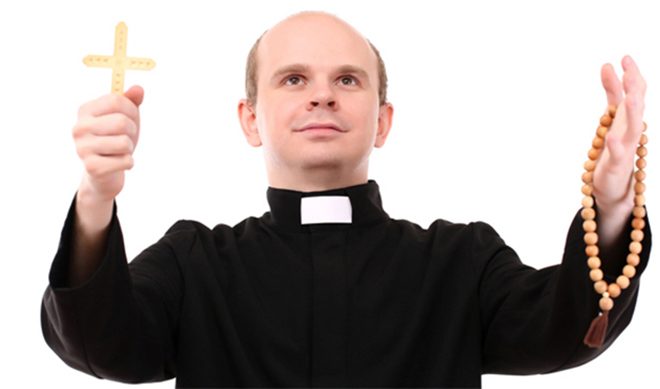 Falso sacerdote riesce a entrare in canonica per rubare