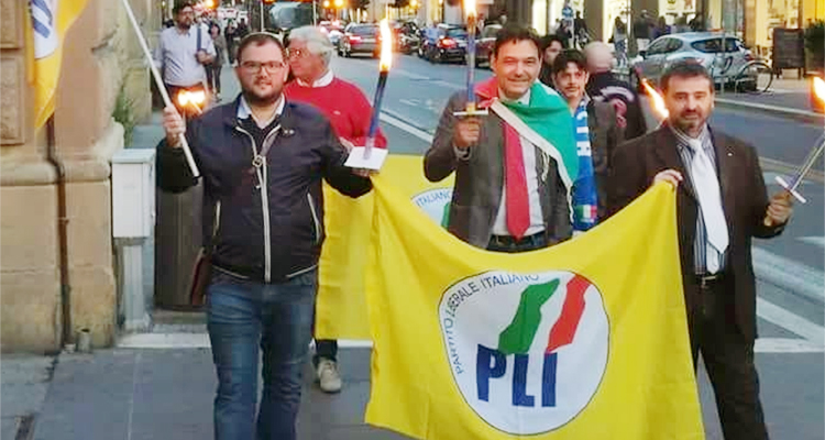 Claudio Gentile (a destra) nel corso di una manifestazione del Pli