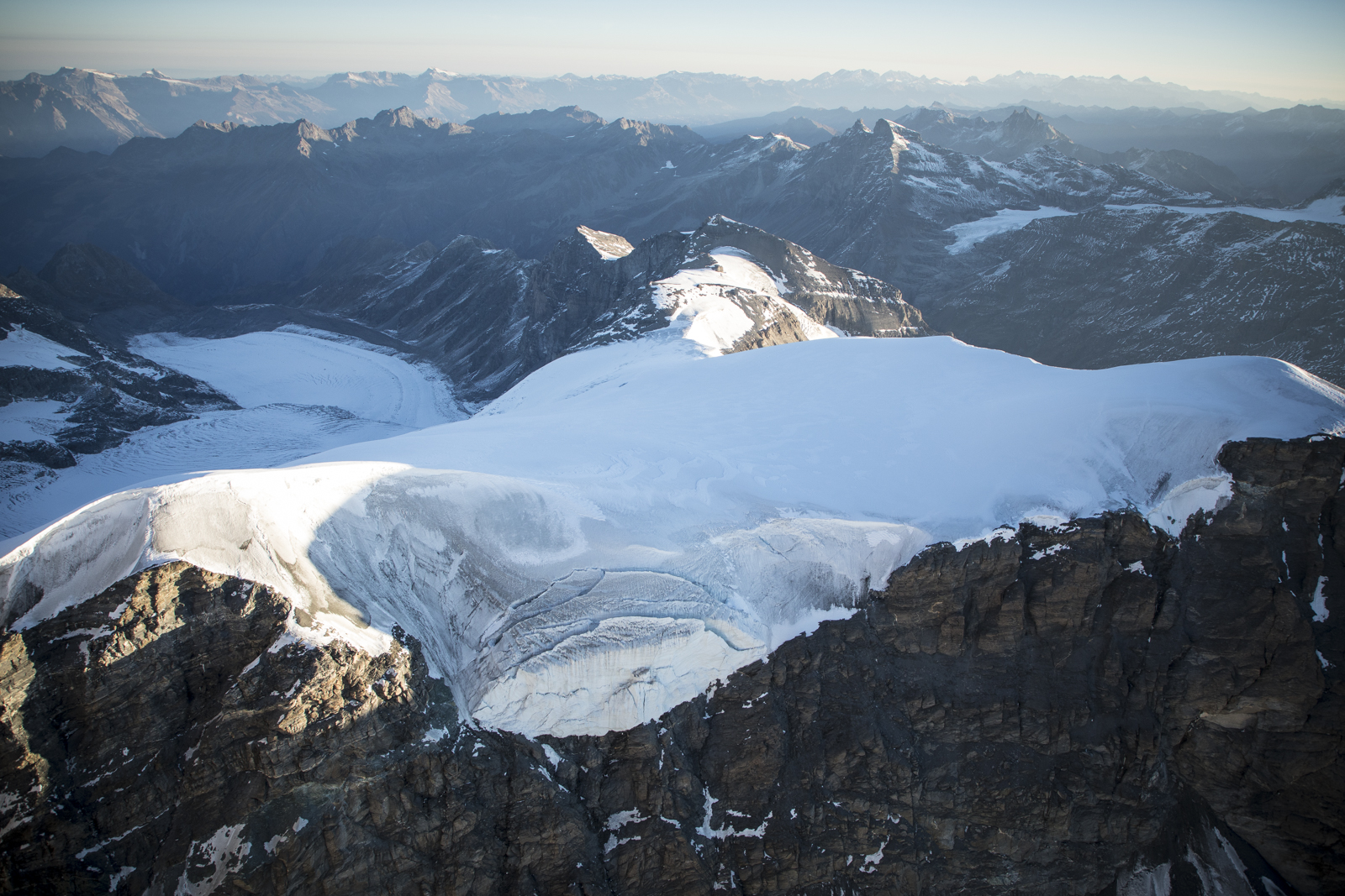 Il drone in volo sul ghiacciaio [video]