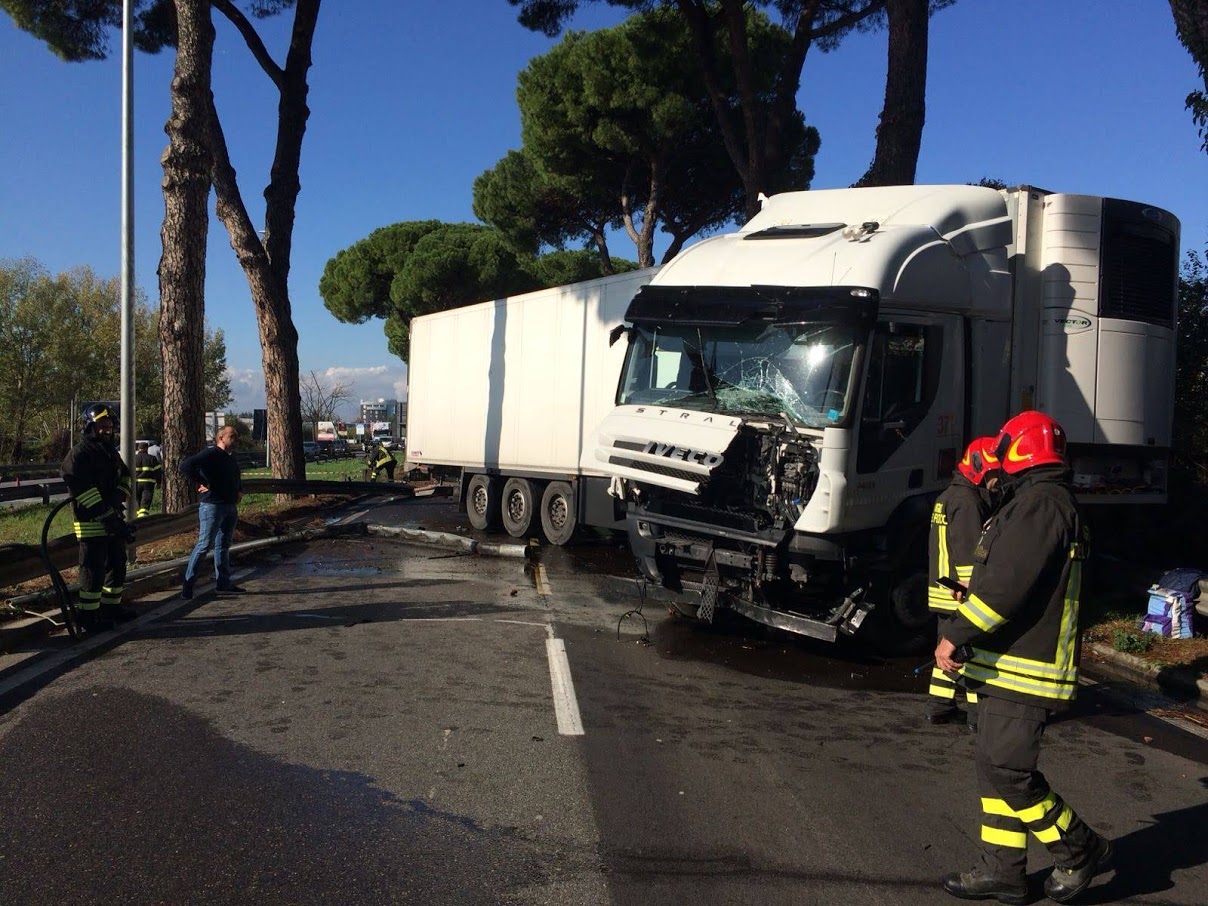 Il tir sbanda e travolge tutto: scena da brividi [video]