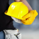Lavoratore tiene un casco