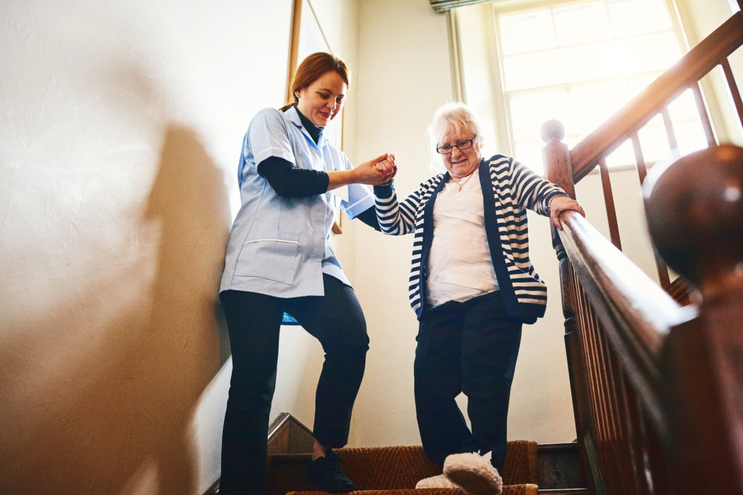 Un'infermiera aiuta un'anziana signora colpita da ictus