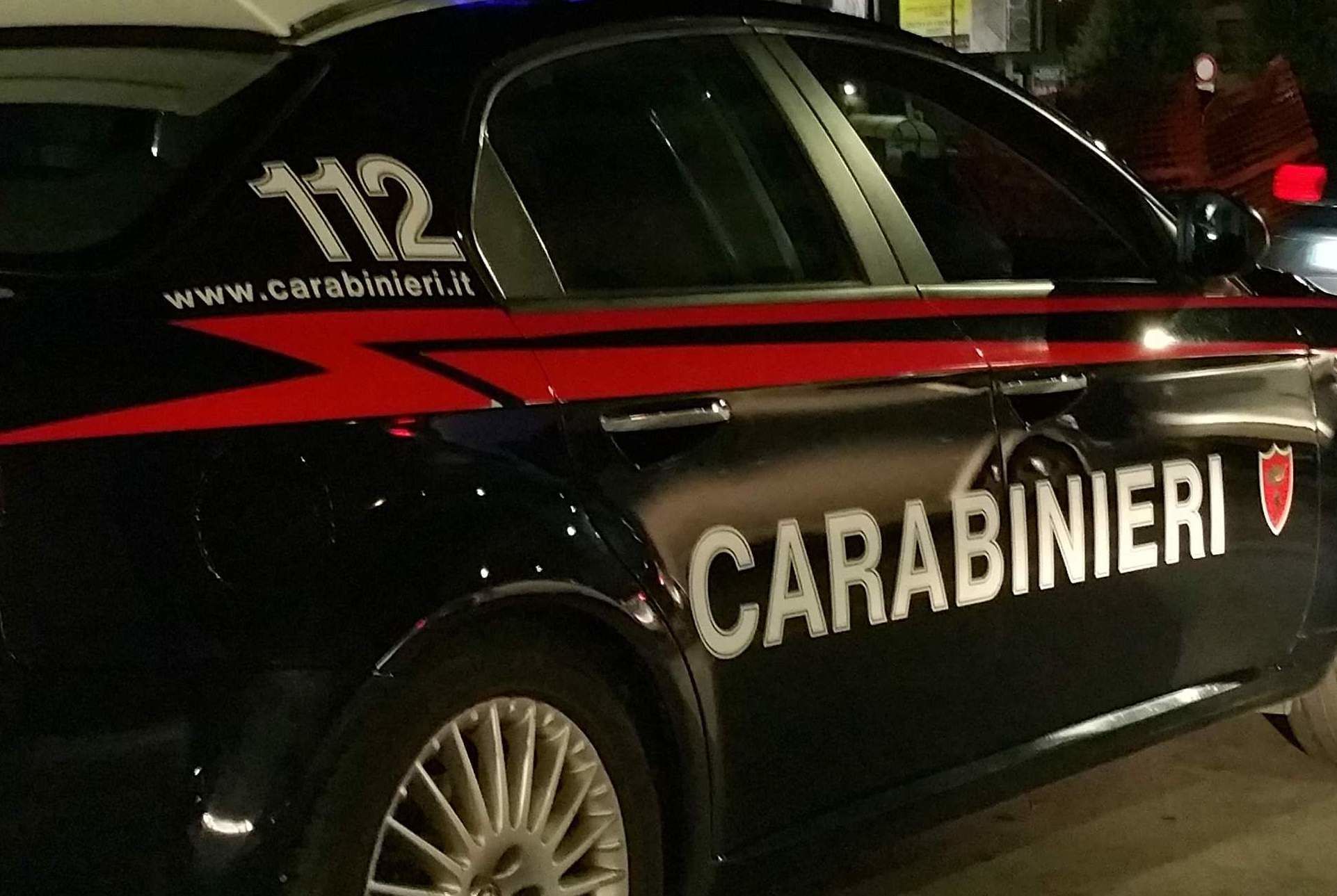 Gruppo di presunti spacciatori accerchia i carabinieri: un arresto