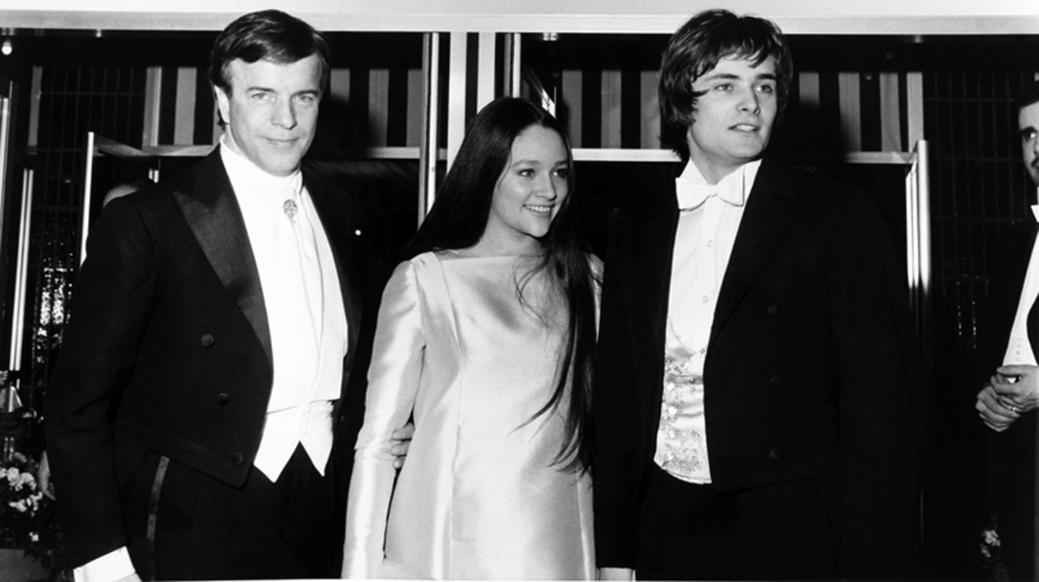 Franco Zeffirelli con Olivia Hussey e Leonard Whiting, protagonisti del film Romeo Giulietta, Londra 1968. Diritti Fondazione Franco Zeffirelli