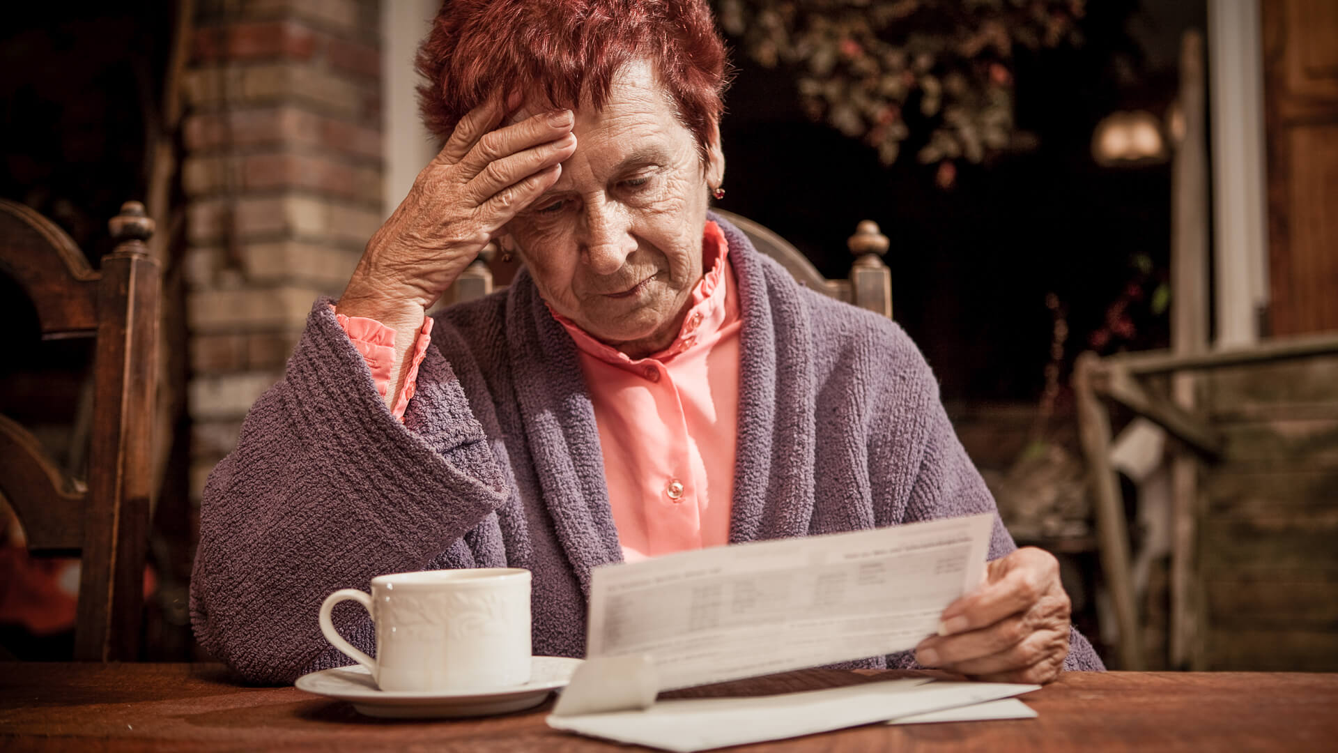 Con meno di 1000 euro al mese un'nziana pensionata guarda i conti