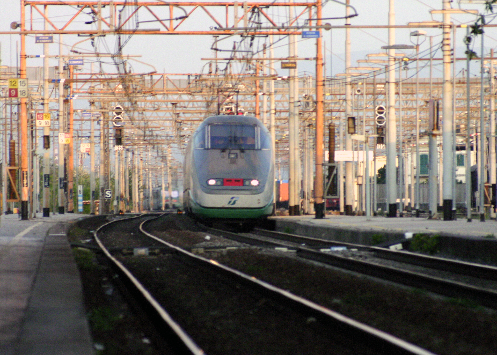 Treno entra in stazione