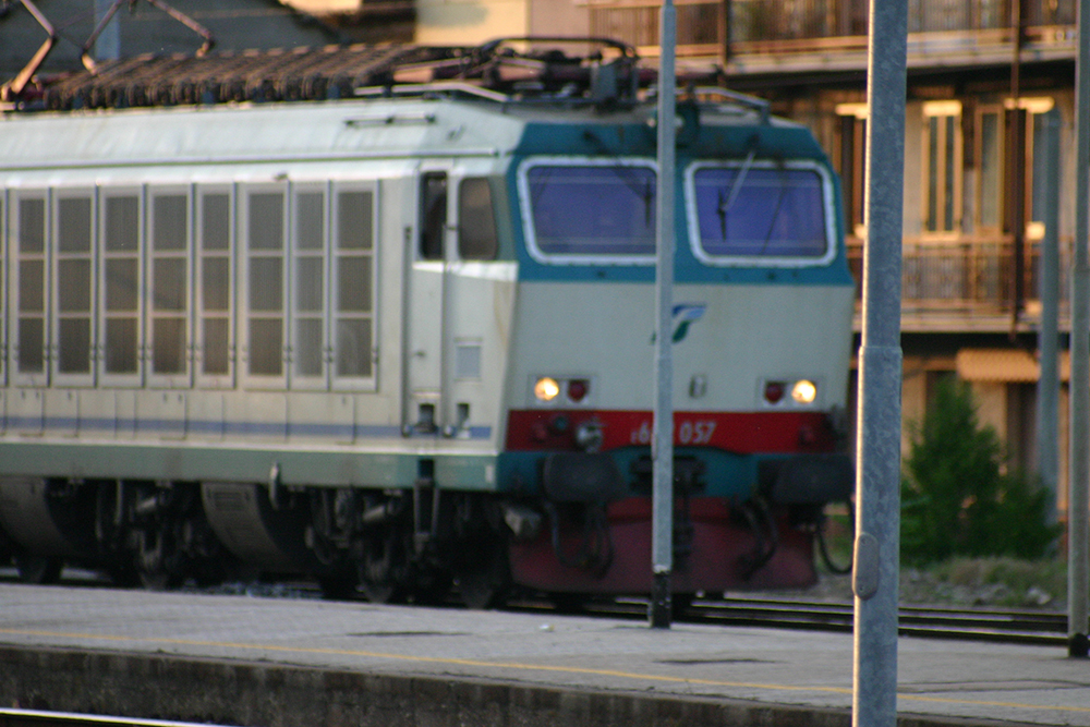 Treno merci investe carrello, gravi tre operai e treni in tilt a Firenze