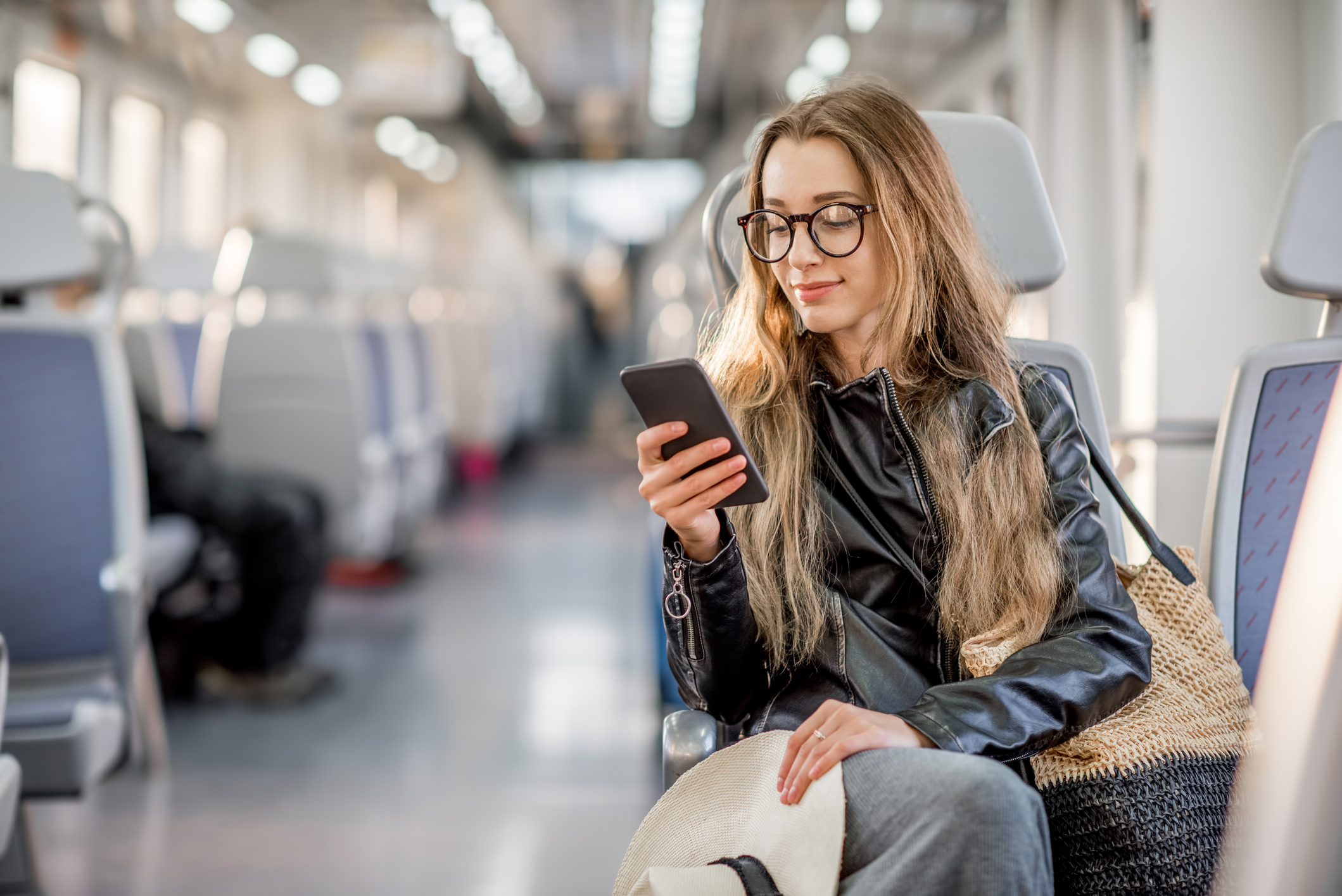 Una giovane donna allo smartphone in autobus