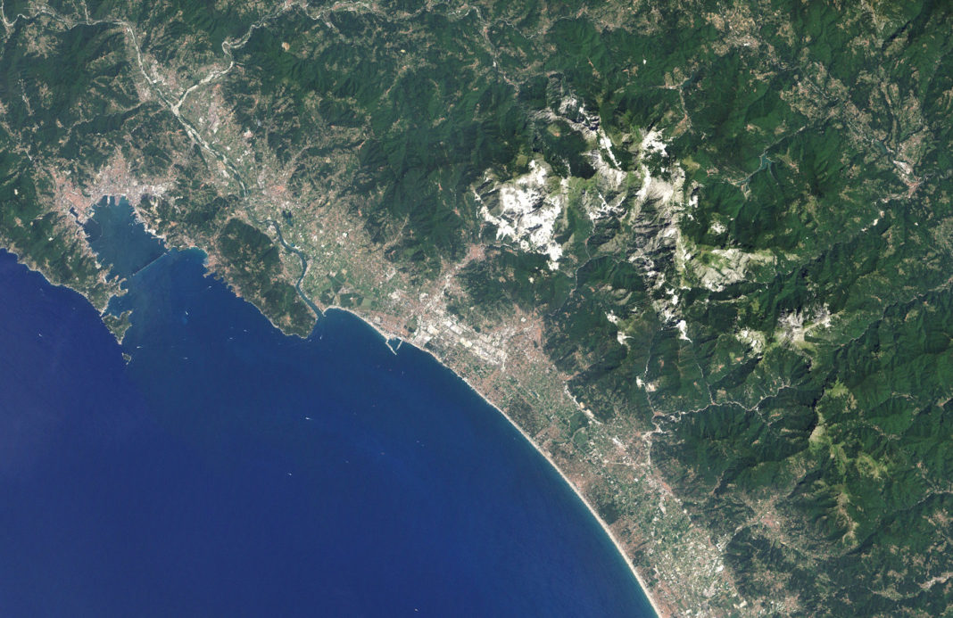 Foto dal satellite di Carrara
