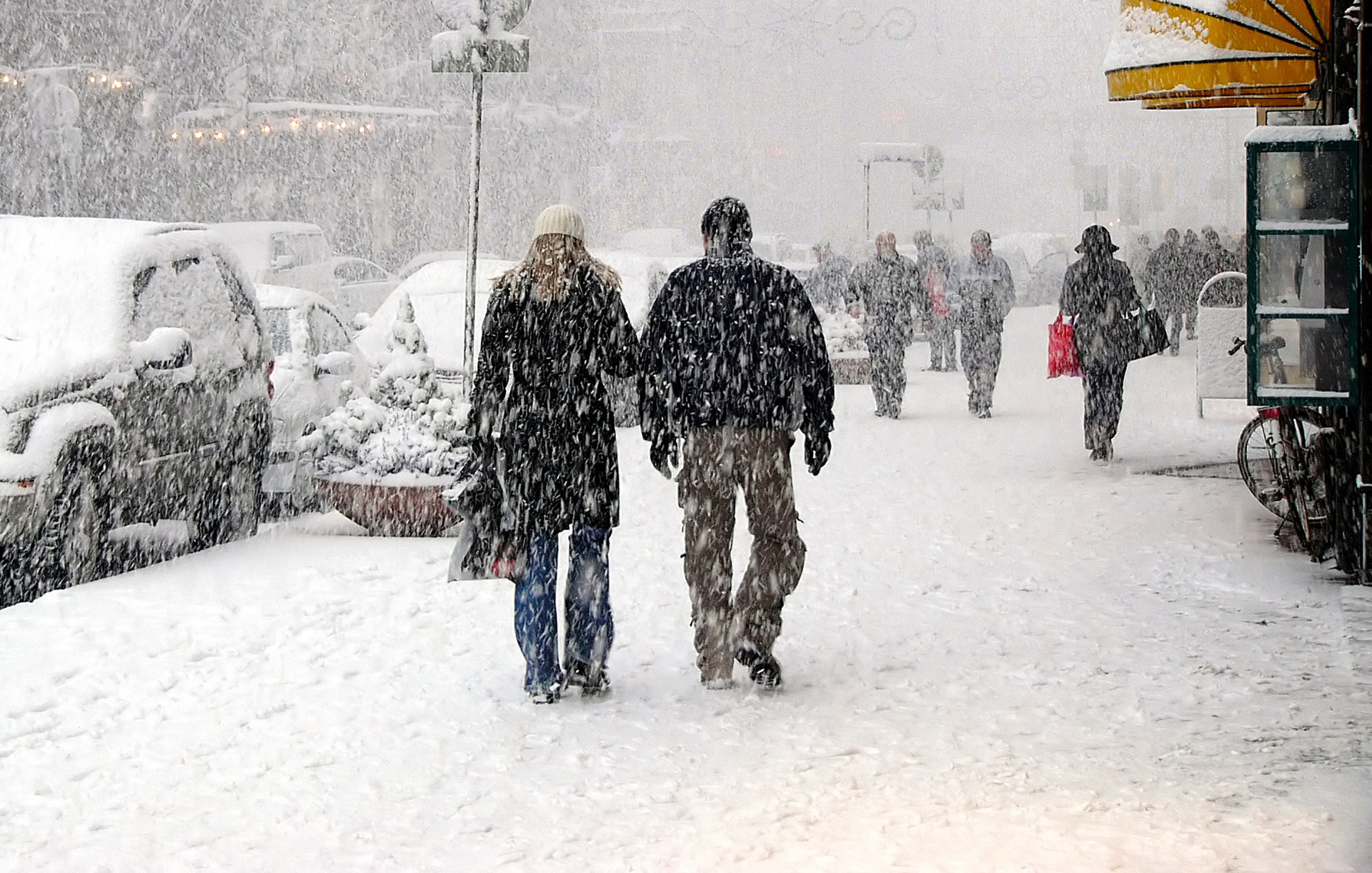 Passanti sotto la neve