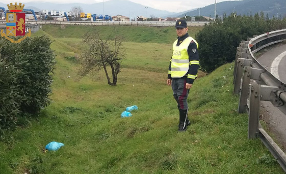 Polizia stradale rifiuti su autostrada