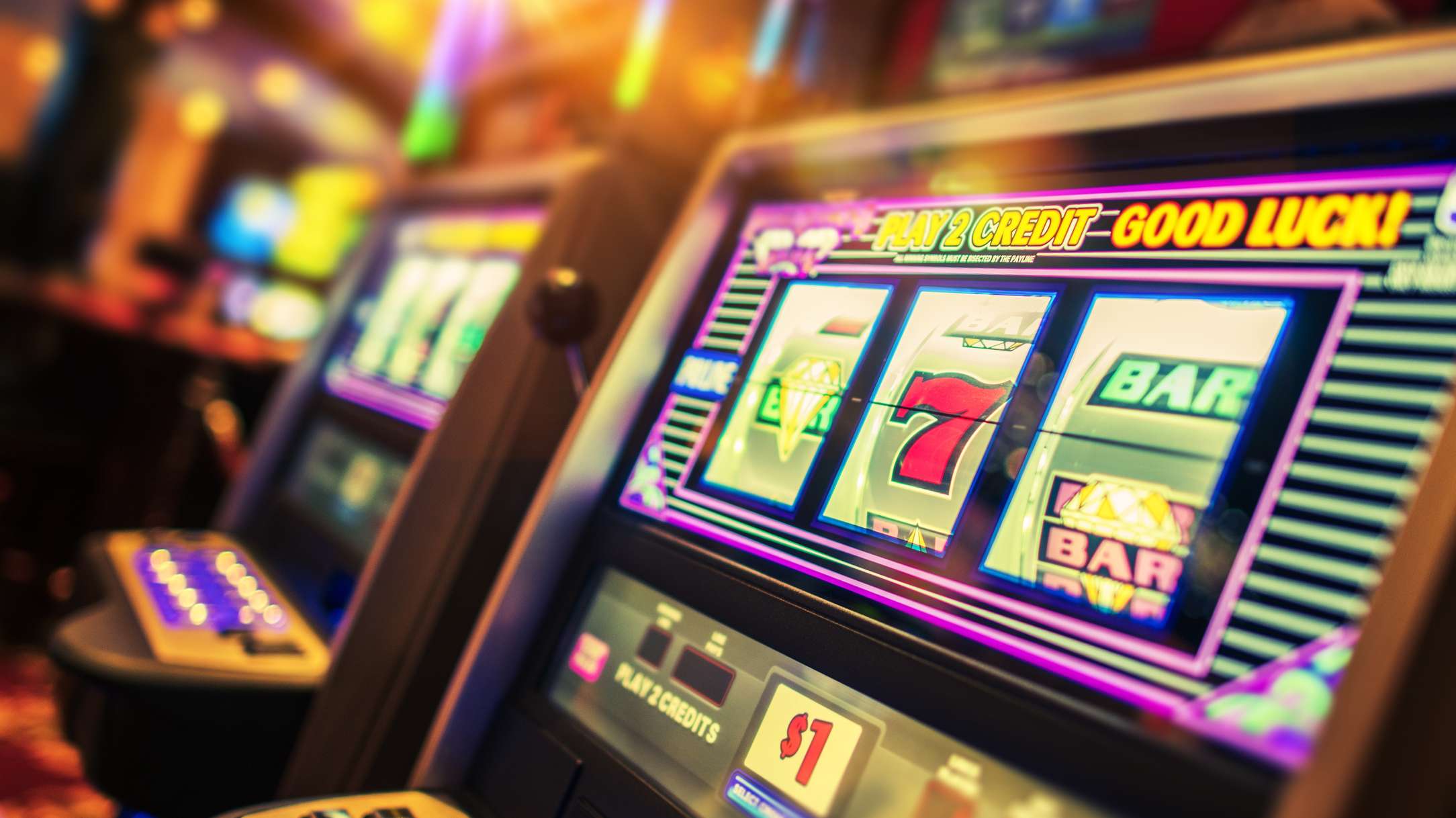 Perde 2.000 euro alla slot, torna il giorno dopo e la brucia