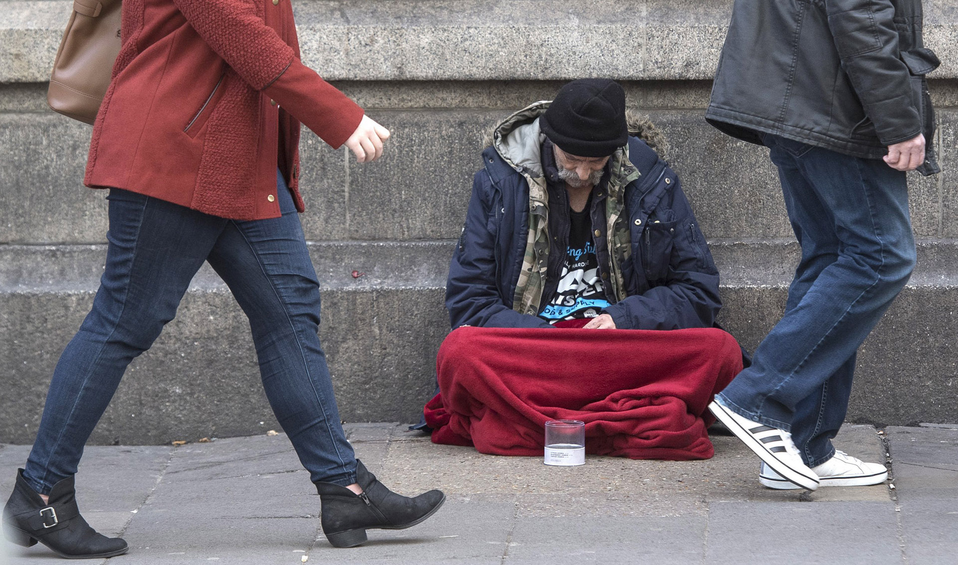 Un clochard in una strada italiana