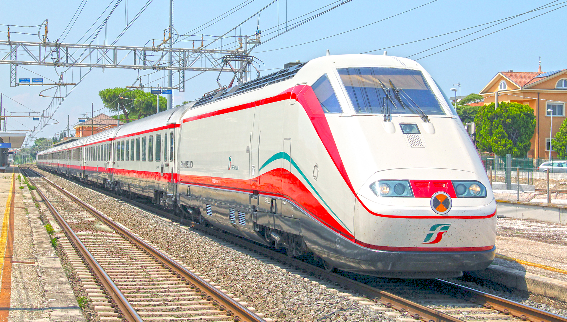 Un treno alta velocità Frecciabianca