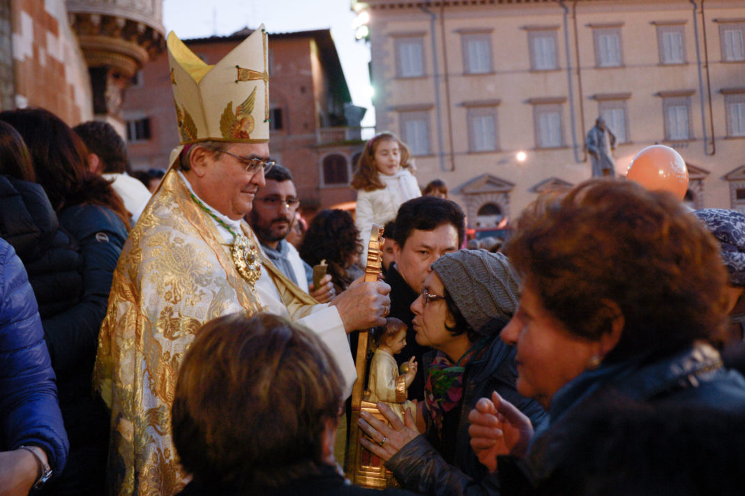 Il vescovo Agostinelli durante la scorsa festa dei popoli