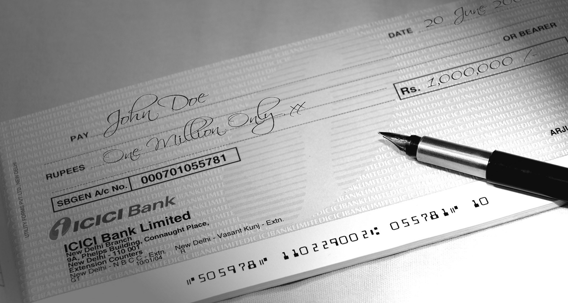 Donna falsifica i documenti per versare un assegno