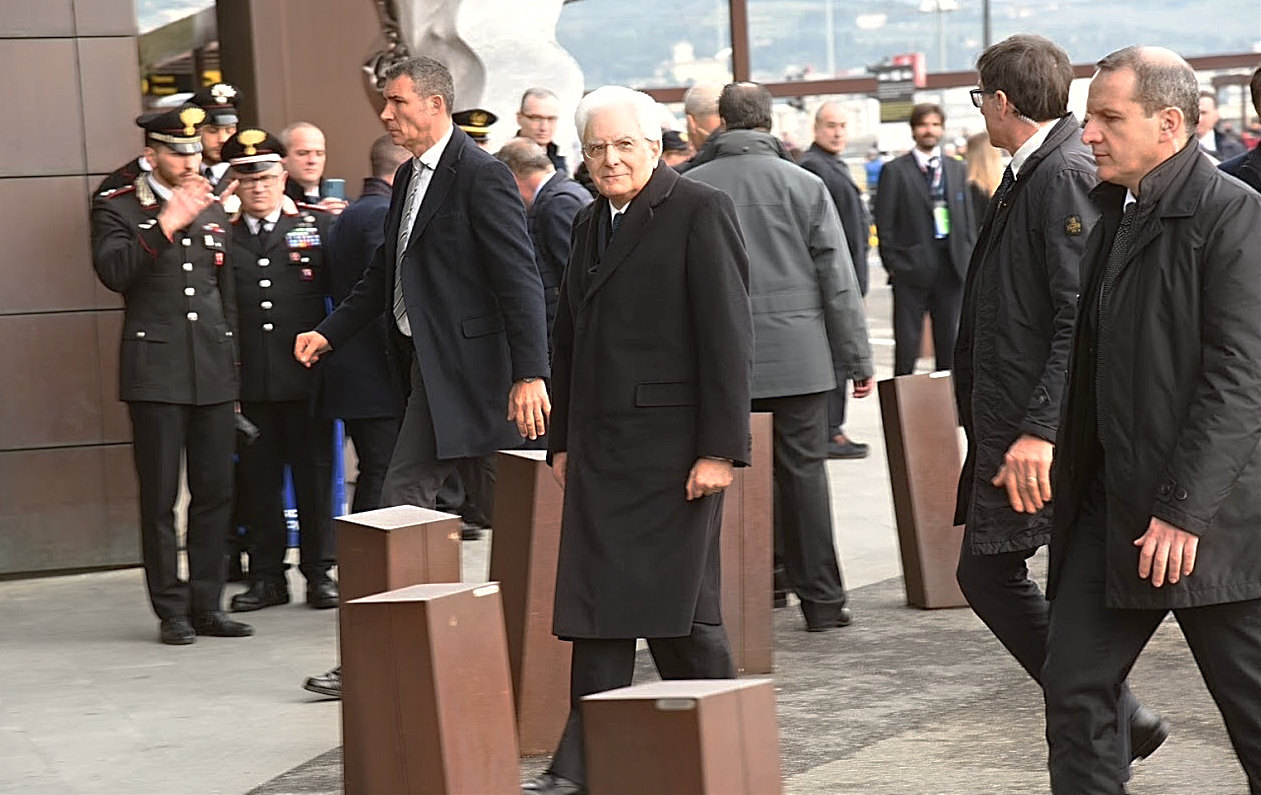 Il presidente della Repubblica Sergio Mattarella all'aeroporto Amerigo Vespucci