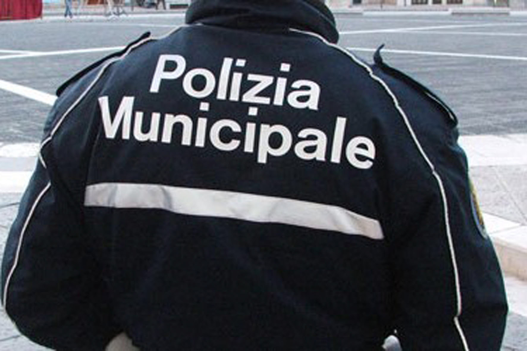 Scaglia un’ascia contro gli agenti: arrestato a Prato