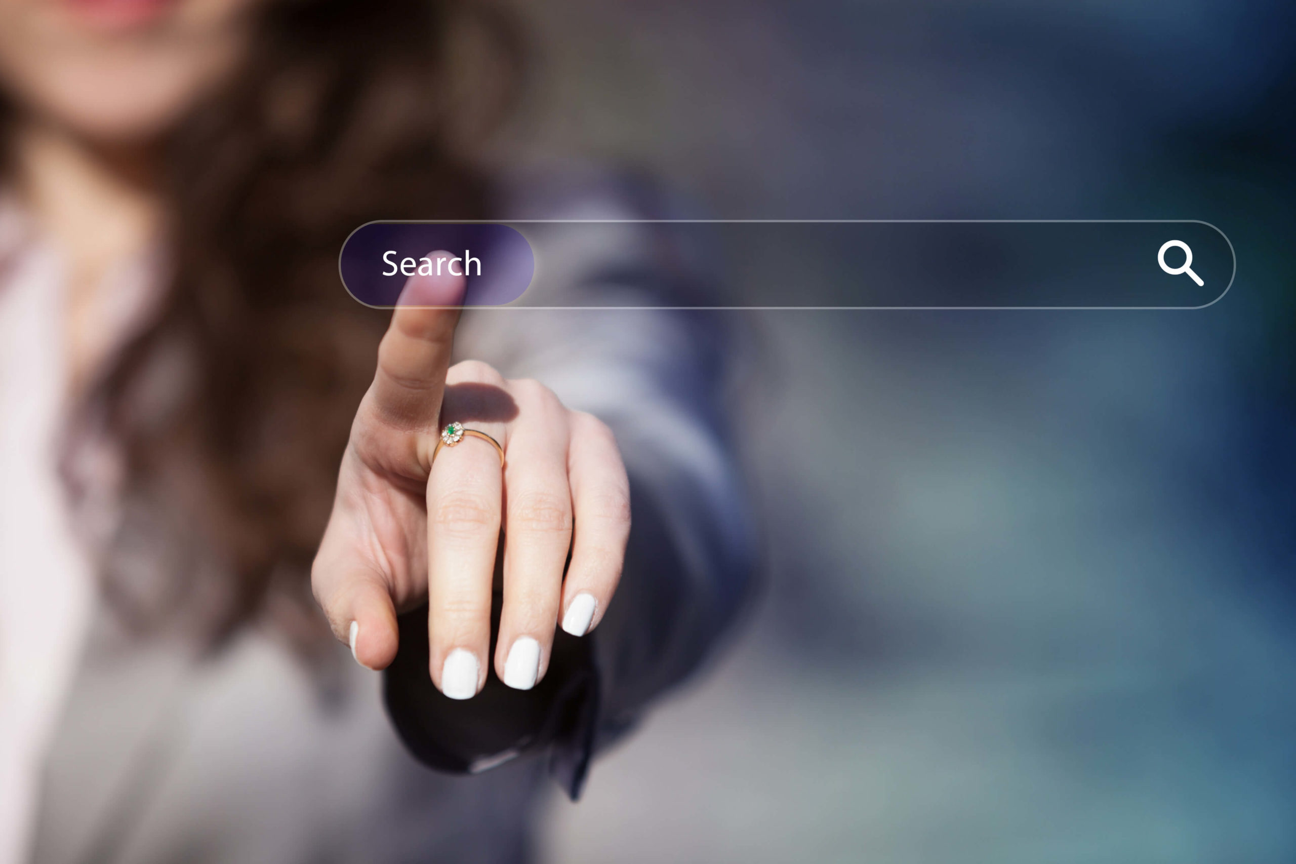 Una donna naviga su internet