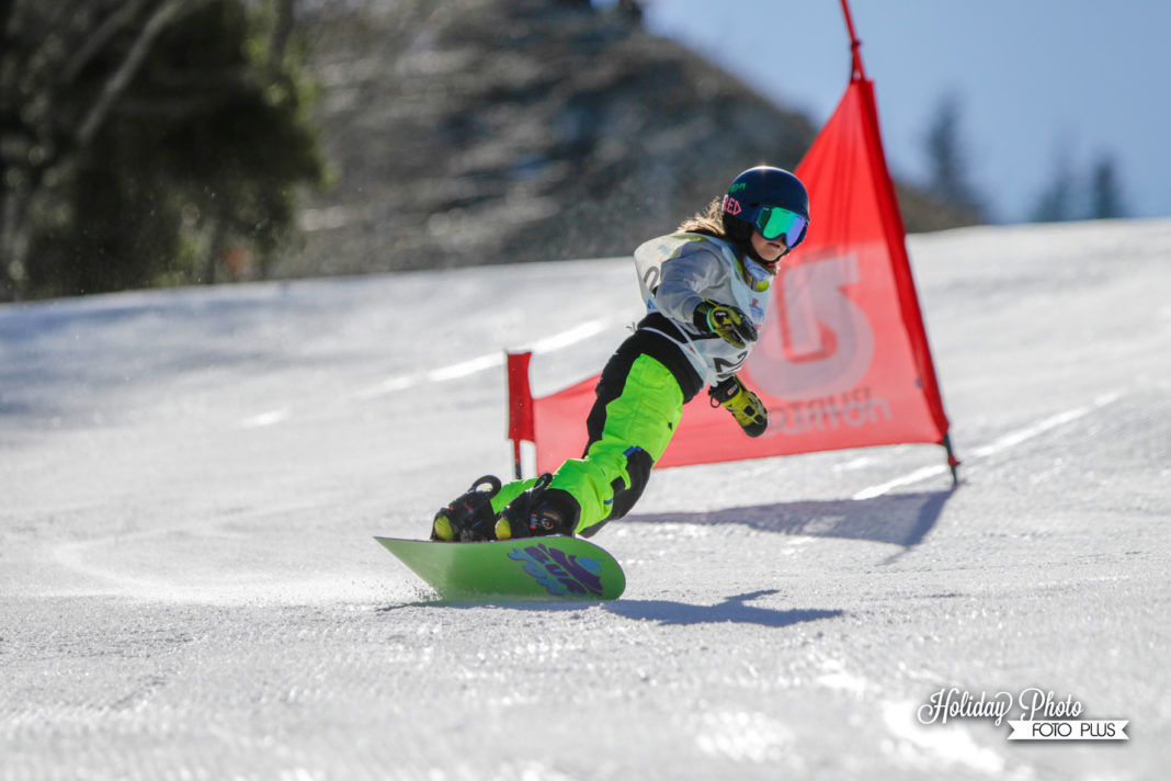 Una ragazzina sullo snowboard sulle nevi di sestola