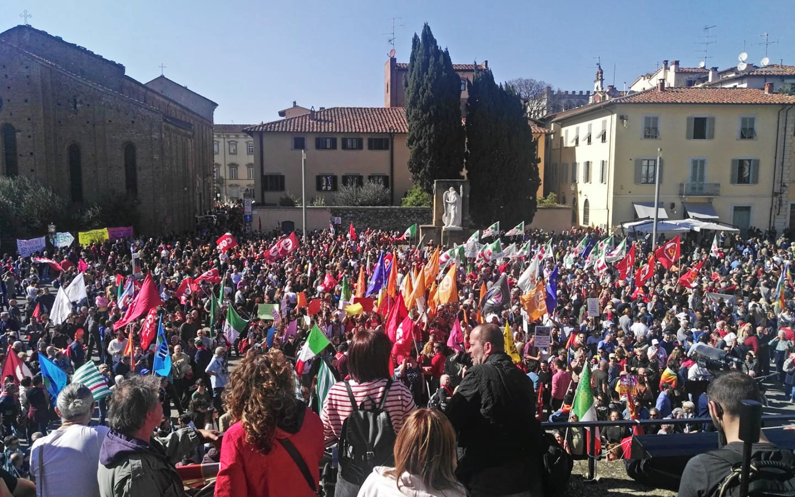 La piazza colorata vince. Successo della manifestazione antifascista