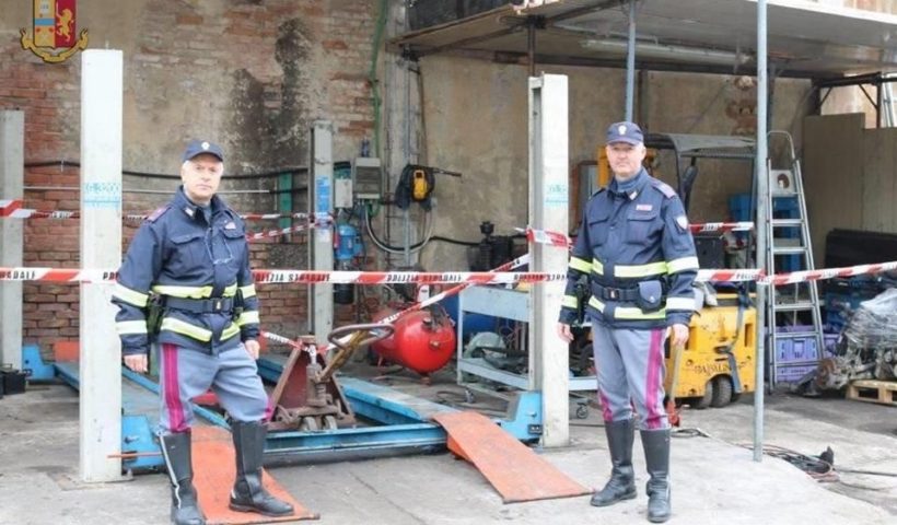 Polizia stradale nell'officina abusiva a Prato