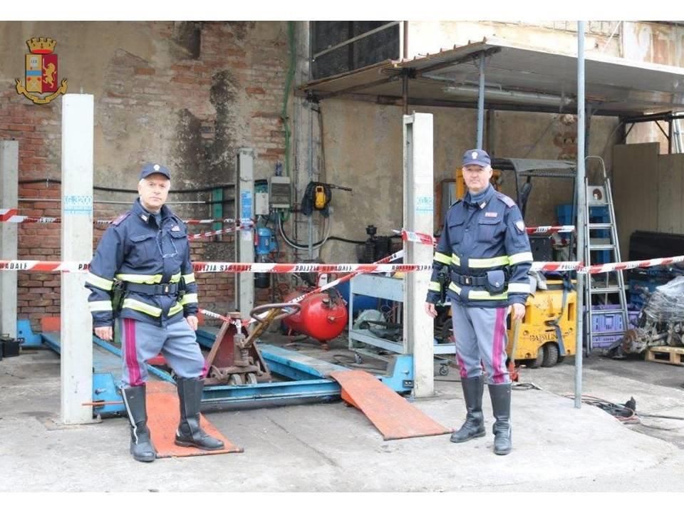 Polizia stradale nell'officina abusiva a Prato