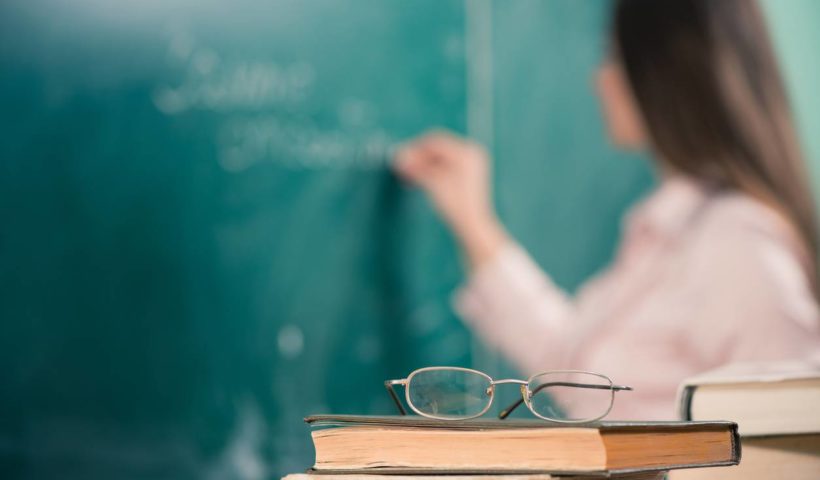 Scuola insegnante alla lavagna