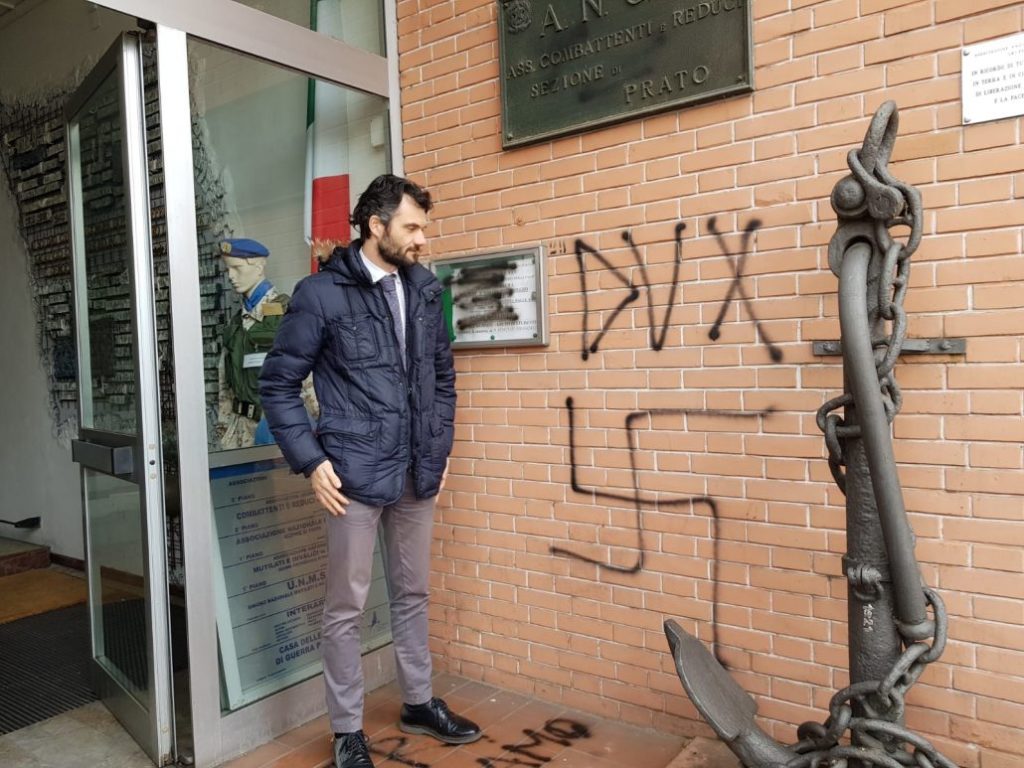 Matteo Biffoni Anpi Prato con svastica
