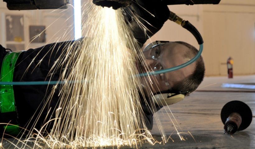 Un meccanico saldatore al lavoro
