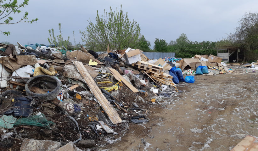 Gomma e ferro scaricati sul terreno