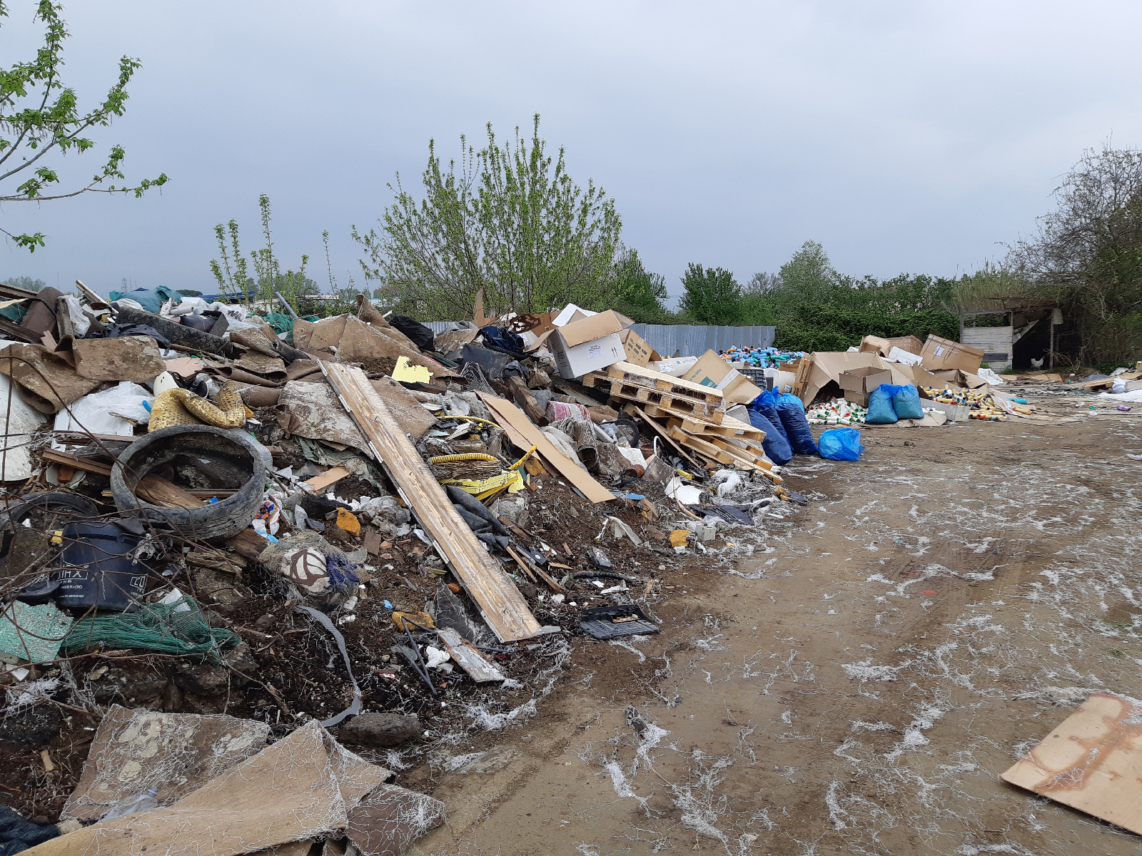 Gomma e ferro scaricati sul terreno