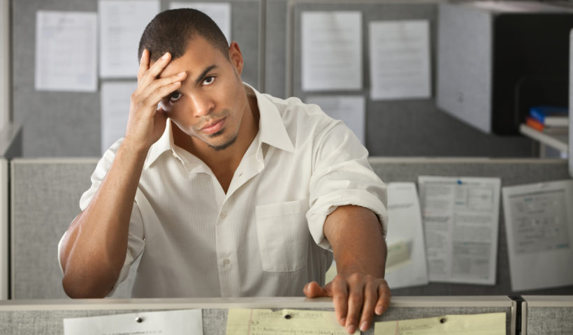 Un impiegato oberato e stressato