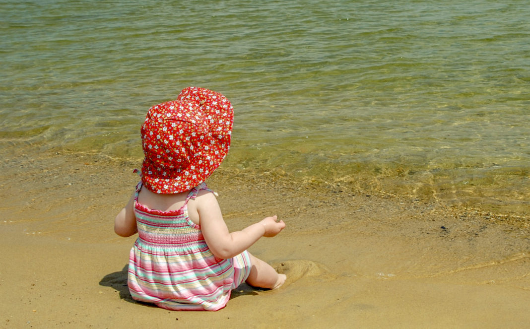 Bambina sulla spiaggia