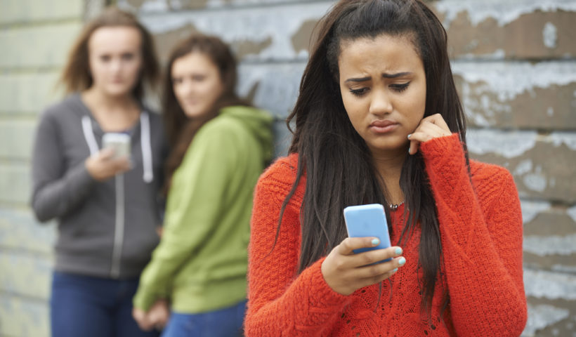 Una ragazza bullizzata da messaggi sul telefono