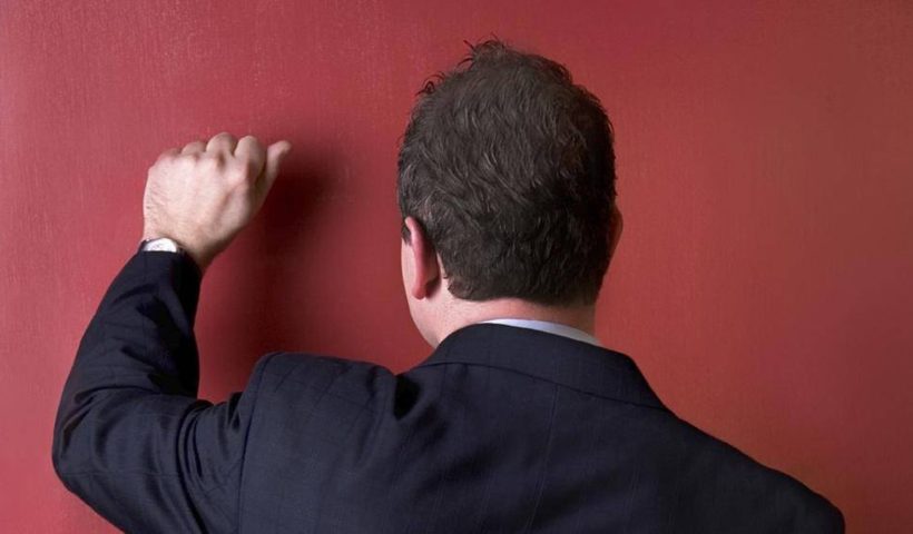 Venditore porta a porta bussa