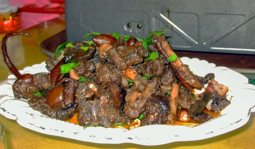 Un vassoio contenente carne di cane