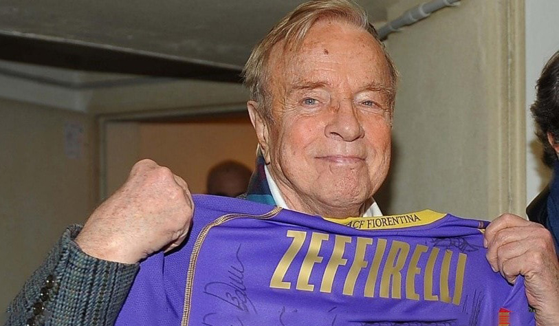 Franco Zeffirelli con una maglia della Fiorentina a suo nome