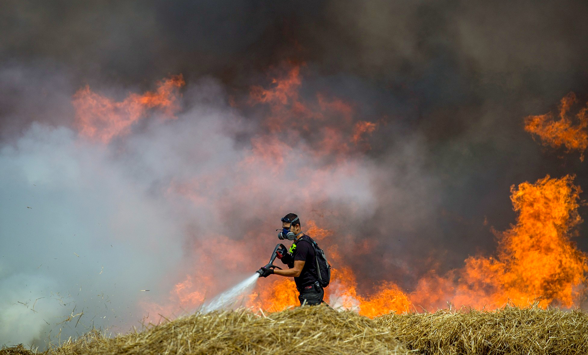 Un vigile del fuoco al lavoro in un campo