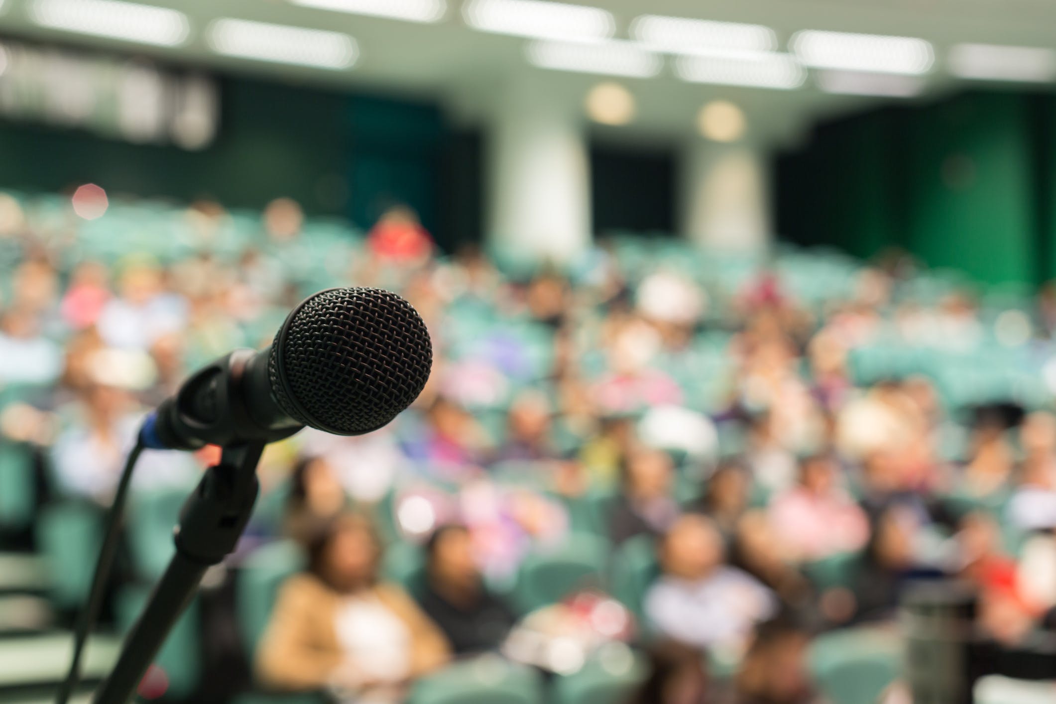 Un microfono davanti a una platea