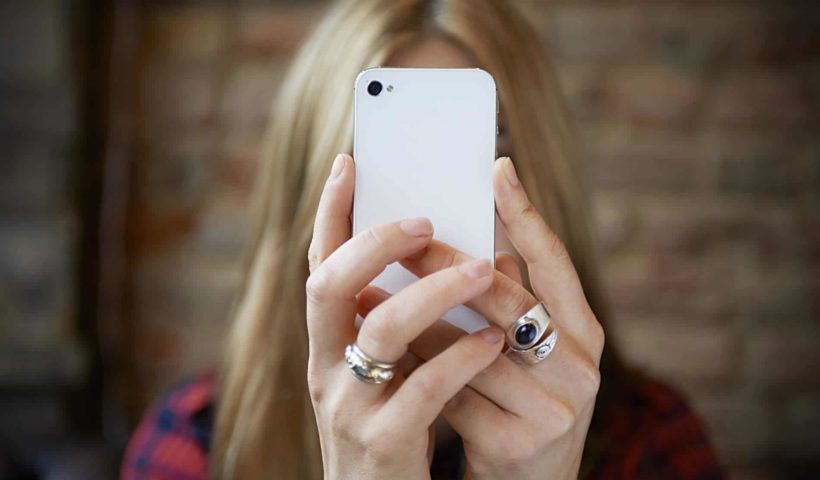 Ragazza con lo smartphone