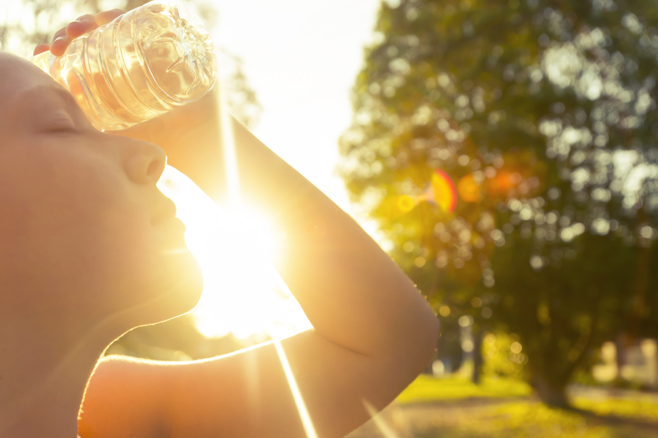 Ragazza si rinfresca con una bottiglietta d'acqua