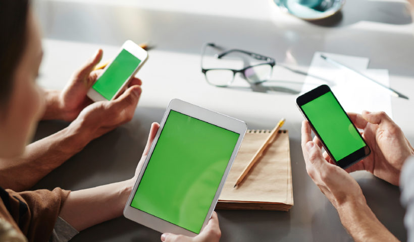 Studenti con tablet e smartphone