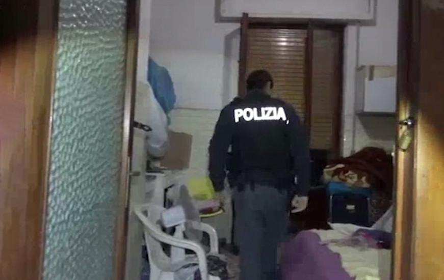 Video. Il blitz della polizia tra clandestini, lavoratori a nero e dormitori di fortuna
