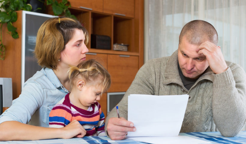 Famiglia alla presa con i conti da pagare