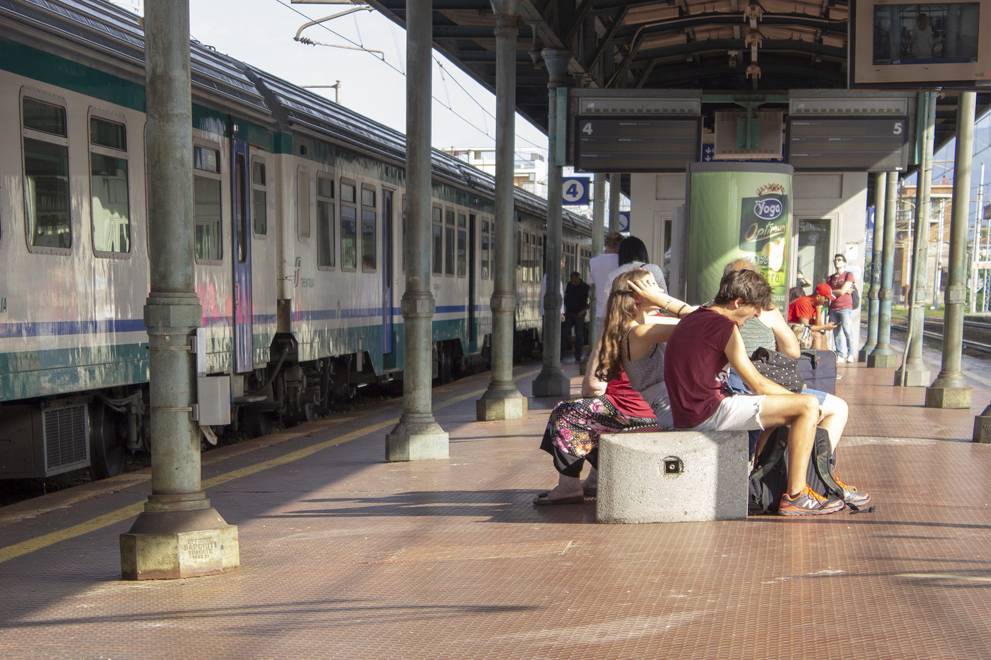 Passeggeri in attesa alla stazione di Prato