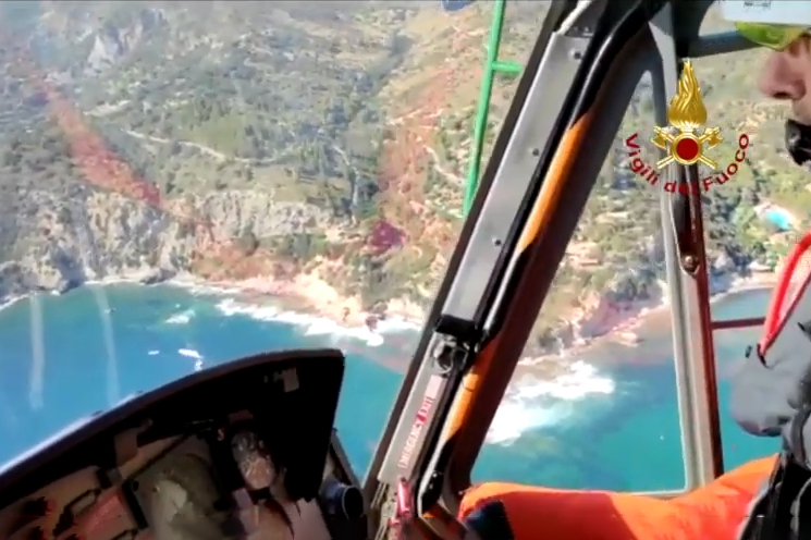 Video. L’elicottero dei vigili del fuoco in azione all’Argentario per una ragazza e per un incendio