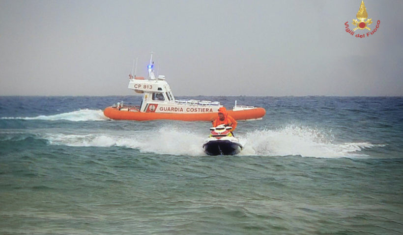 Guardia costiera e vigili del fuoco